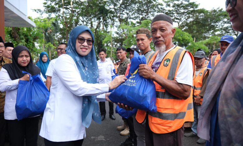 Pemkab Gowa bersama Baznas Salurkan Paket Lebaran untuk 716 Tenaga Outsourcing