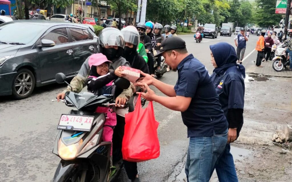 Nasdem Makassar Bagikan Takjil ke Masyarakat di Kecamatan Bontoala dan Panakkukang