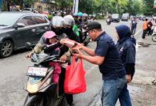 Nasdem Makassar Bagikan Takjil ke Masyarakat di Kecamatan Bontoala dan Panakkukang