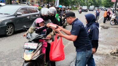 Nasdem Makassar Bagikan Takjil ke Masyarakat di Kecamatan Bontoala dan Panakkukang