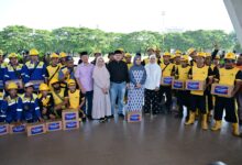 Apresiasi Garda Terdepan Kota, Munafri Serahkan Paket Lebaran untuk Satgas Kebersihan Makassar