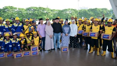 Apresiasi Garda Terdepan Kota, Munafri Serahkan Paket Lebaran untuk Satgas Kebersihan Makassar