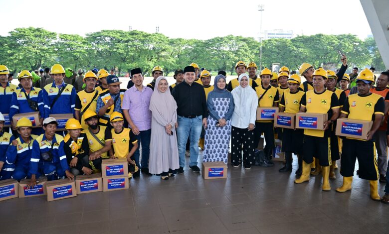 Apresiasi Garda Terdepan Kota, Munafri Serahkan Paket Lebaran untuk Satgas Kebersihan Makassar