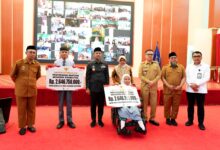 Gubernur Andi Sudirman Serahkan Beasiswa Disabilitas untuk Ribuan Siswa SLB se-Sulsel