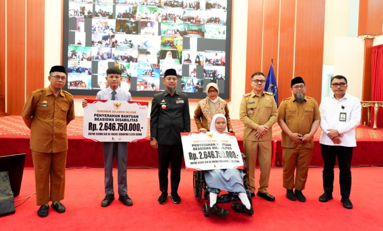 Gubernur Andi Sudirman Serahkan Beasiswa Disabilitas untuk Ribuan Siswa SLB se-Sulsel