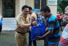 Wabup Gowa Salurkan Paket Sembako Ke Guru Honorer