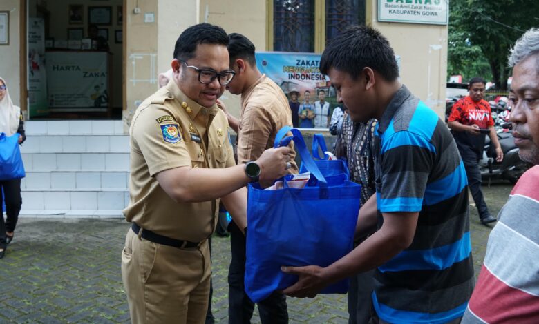 Wabup Gowa Salurkan Paket Sembako Ke Guru Honorer