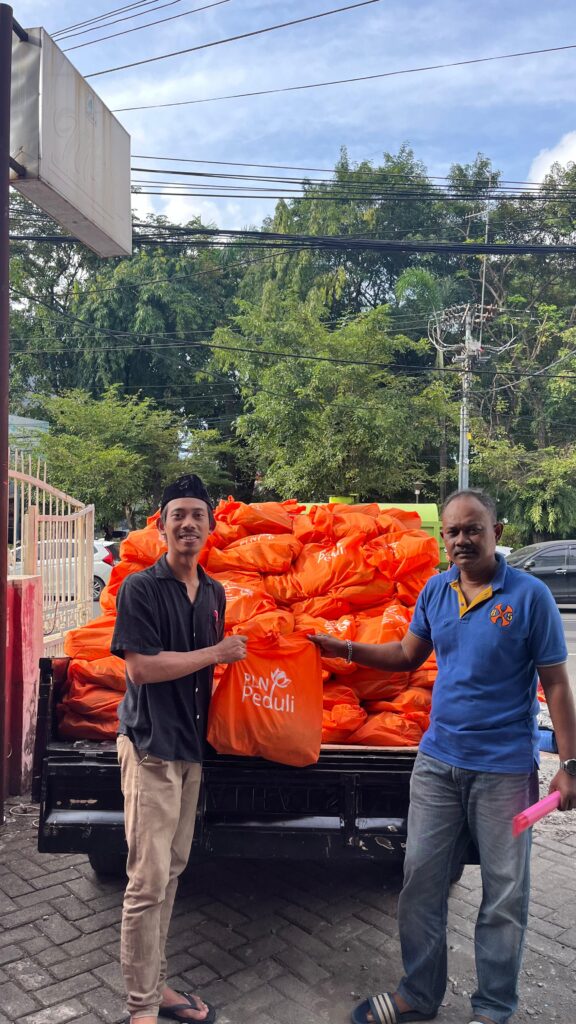 Wujud Kepedulian, Anggota Fraksi PDIP ARW Bagikan 2.200 Paket Sembako untuk Warga Kurang Mampu