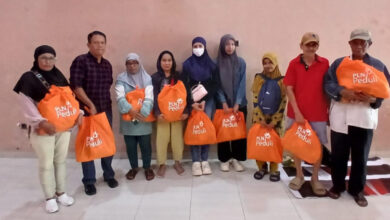 Wujud Kepedulian, Anggota Fraksi PDIP ARW Bagikan 2.200 Paket Sembako untuk Warga Kurang Mampu