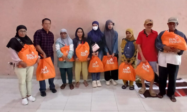 Wujud Kepedulian, Anggota Fraksi PDIP ARW Bagikan 2.200 Paket Sembako untuk Warga Kurang Mampu