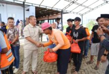Ratusan Petugas Kebersihan Terima Paket Lebaran Dari Bupati dan Wakil Bupati Lutim