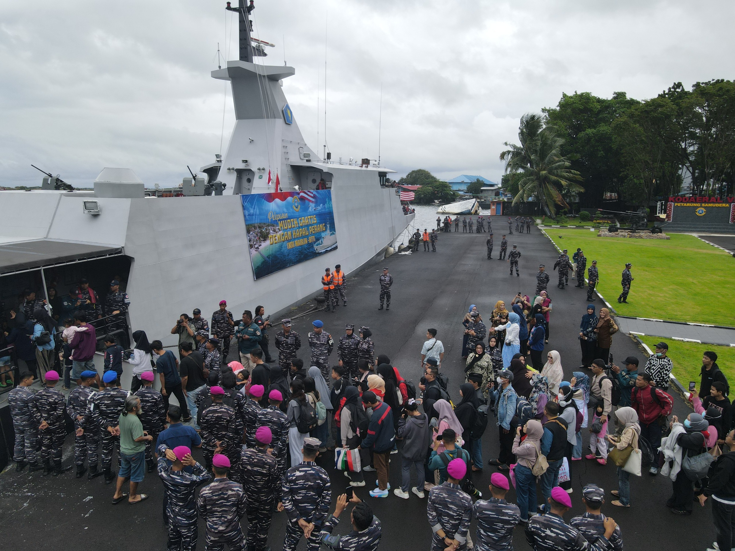 Mudik Gratis Aman dan Nyaman Bersama TNI AL, Ratusan Warga Selayar Diberangkatkan Oleh Dankodaeral VI dengan Kapal Perang KRI Marlin-877