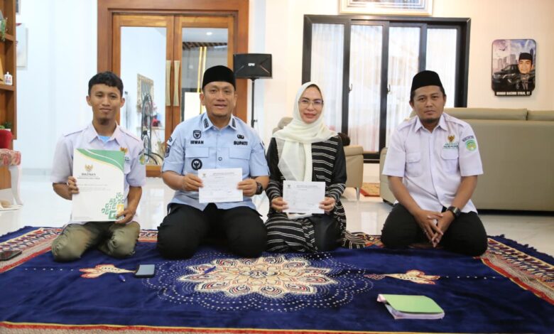 Beri Teladan Untuk Masyarakat, Bupati Luwu Timur Tunaikan Zakat Fitrah di Baznas