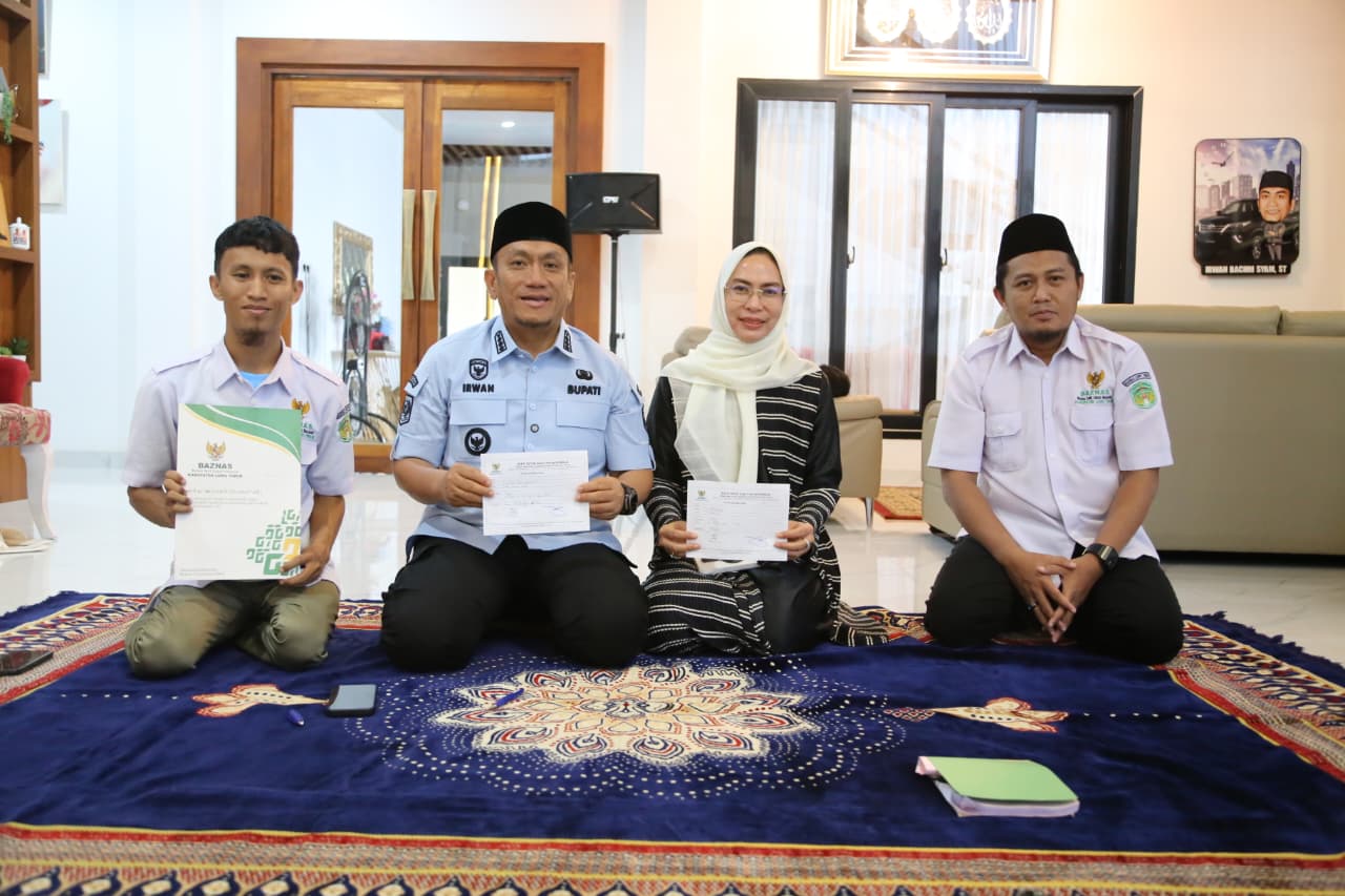 Beri Teladan Untuk Masyarakat, Bupati Luwu Timur Tunaikan Zakat Fitrah di Baznas