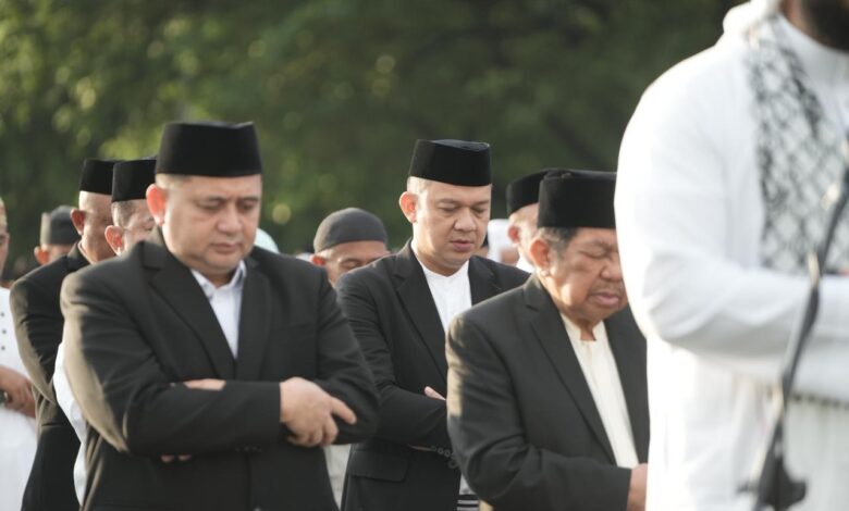 Wali Kota dan Wawali Makassar Salat Id Bersama Ribuan Warga di Karebosi