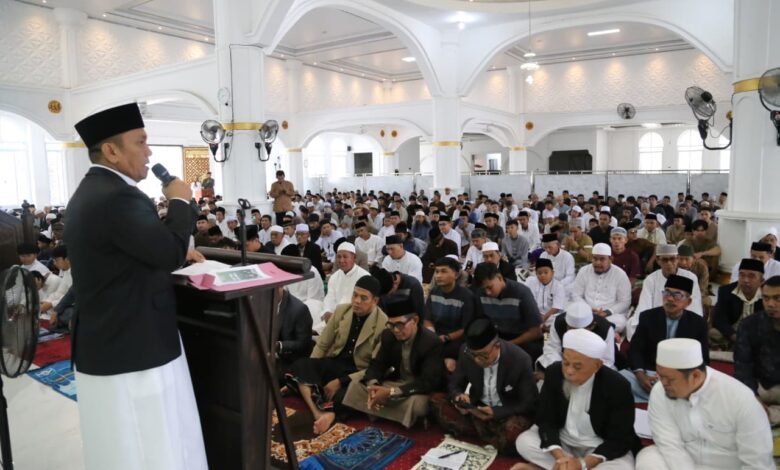 Takbir Menggema di Masjid Agung Malili, Bupati Irwan Ajak Jadikan Idulfitri Energi Pembangunan