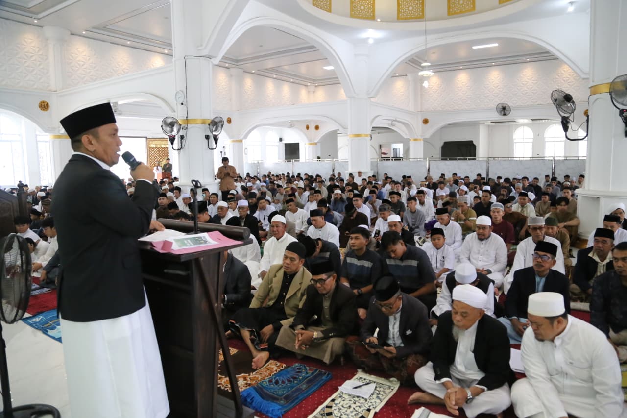 Takbir Menggema di Masjid Agung Malili, Bupati Irwan Ajak Jadikan Idulfitri Energi Pembangunan