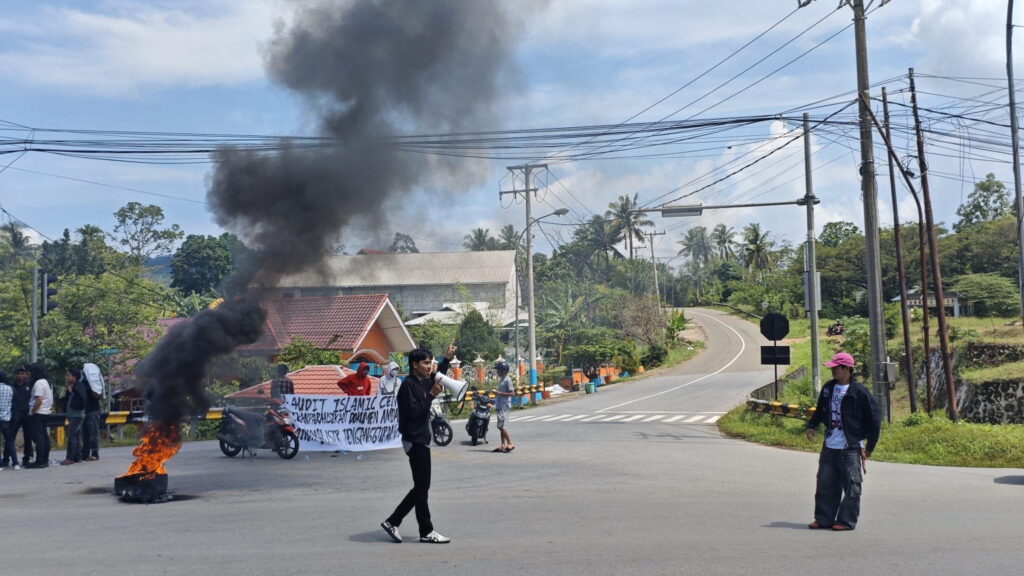 Aksi Mahasiswa Lumpuhkan Trans Sulawesi, Tuntut Audit Islamic Center Malili dan AMDAL PT IHIP