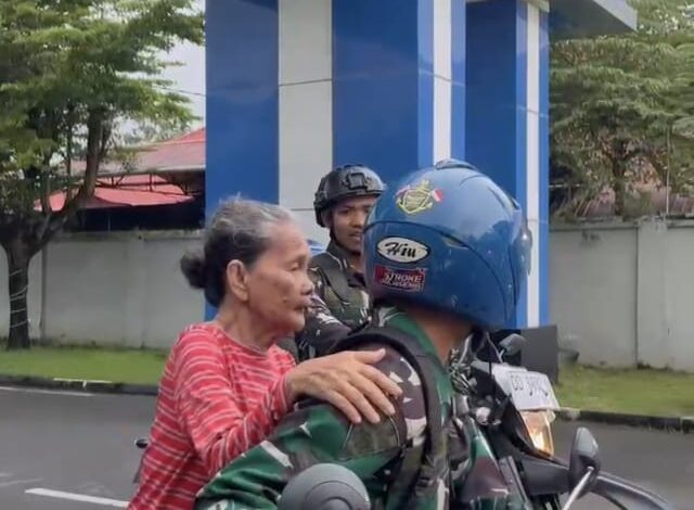 Prajurit TNI AL Kodaeral VI Makassar Tunjukkan Aksi Heroik, Antar Lansia Tersesat Pulang ke Rumah