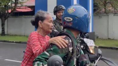 Prajurit TNI AL Kodaeral VI Makassar Tunjukkan Aksi Heroik, Antar Lansia Tersesat Pulang ke Rumah