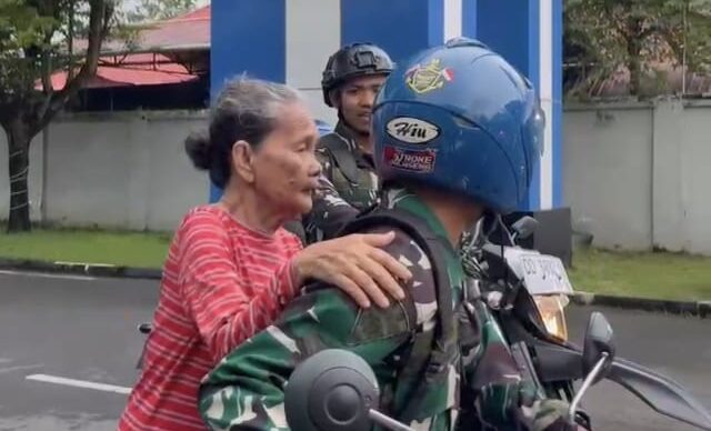 Prajurit TNI AL Kodaeral VI Makassar Tunjukkan Aksi Heroik, Antar Lansia Tersesat Pulang ke Rumah