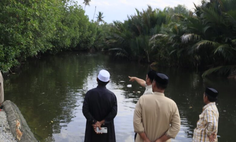 Warga Adukan Tanggul Rusak di Tampinna, Bupati Irwan Gerak Cepat