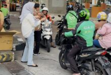 Vasaka Hotel Makassar Berbagi Takjil untuk Pengguna Jalan di Bulan Ramadan