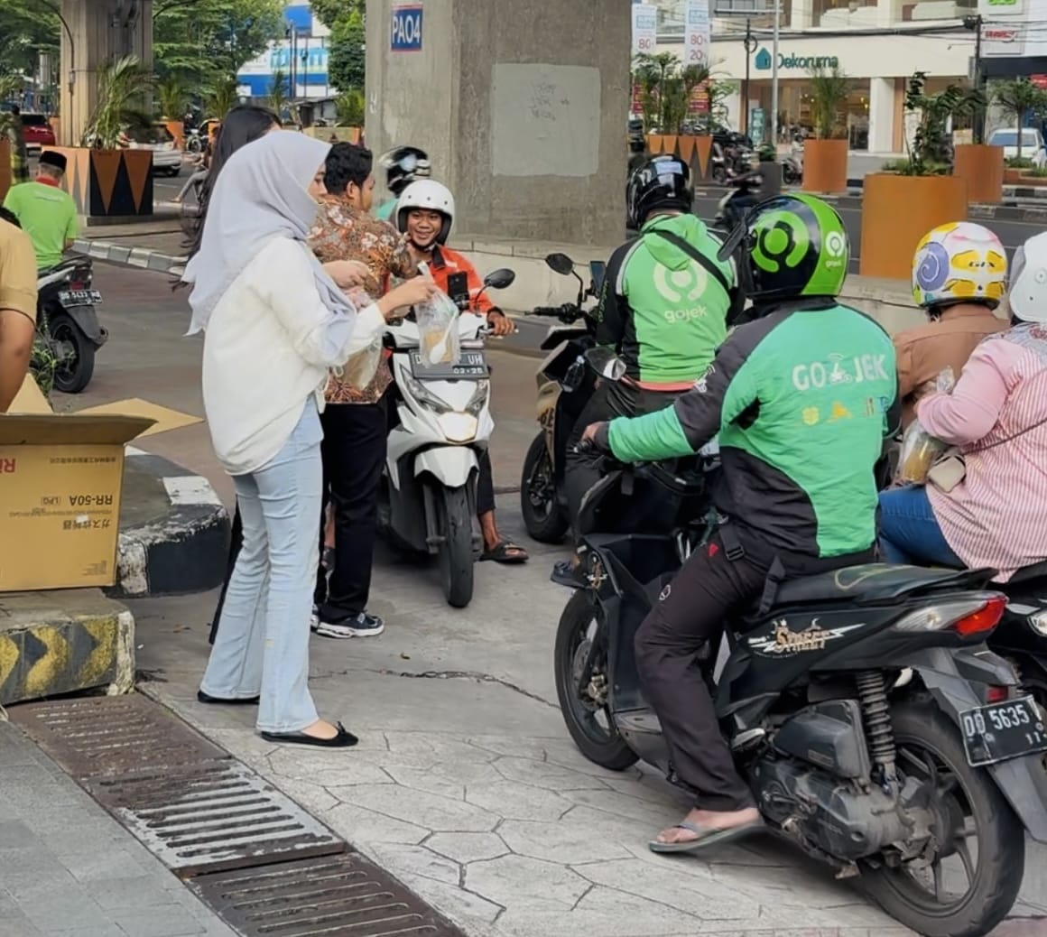 Vasaka Hotel Makassar Berbagi Takjil untuk Pengguna Jalan di Bulan Ramadan