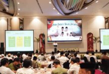 Buka Puasa Bersama KAHMI Makassar Jadi Momen Akhir Periode Prof Andi Pangerang Moenta MAKASSAR, NEWSURBAN.ID — Kegiatan buka puasa bersama Majelis Daerah (MD) Keluarga Alumni Himpunan Mahasiswa Islam (KAHMI) Kota Makassar tahun ini memiliki makna tersendiri. Selain menjadi ajang silaturahmi ratusan alumni dari berbagai angkatan, kegiatan tersebut juga menjadi momentum terakhir di periode kepemimpinan Ketua Umum MD KAHMI Makassar, Prof Andi Pangerang Moenta (APM). Acara yang digelar di Hotel Claro Makassar, Jalan AP Pettarani, Kamis (12/3/2026), dihadiri sekitar 500 alumni KAHMI dari berbagai generasi. Kegiatan ini dirangkaikan dengan salat tarawih berjamaah serta tausiah yang disampaikan oleh Prof Marzuki DEA dan Prof drg Muhammad Ruslim. Dalam kesempatan itu, Prof APM menyampaikan bahwa tradisi buka puasa bersama telah menjadi agenda rutin KAHMI Makassar setiap bulan Ramadan selama masa kepemimpinannya. Ia mengungkapkan bahwa kegiatan tersebut terus berkembang sejak dirinya mulai memimpin organisasi alumni tersebut pada 2016. “Awalnya kegiatan ini dilaksanakan secara sederhana, dari rumah kemudian berpindah ke hotel-hotel kecil. Tahun ini menjadi puncaknya karena bisa dilaksanakan di hotel yang cukup besar di Makassar,” ujar Prof APM. Menurutnya, kegiatan tersebut tidak hanya menjadi ajang silaturahmi, tetapi juga menjadi ruang untuk menjaga kebersamaan antaralumni yang berasal dari berbagai latar belakang profesi dan generasi. Prof APM juga mengungkapkan bahwa masa kepemimpinannya sebagai Ketua Umum MD KAHMI Makassar akan segera berakhir. Pada tahun depan, organisasi alumni tersebut dijadwalkan menggelar musyawarah daerah (Musda) untuk memilih kepengurusan baru. “Insyaallah tahun depan akan dilaksanakan musyawarah daerah untuk memilih kepengurusan yang baru yang akan melanjutkan kepemimpinan lima tahun ke depan,” katanya. Selama memimpin KAHMI Makassar, Prof APM juga mendorong penguatan kelembagaan organisasi, salah satunya melalui pembentukan sejumlah rayon di berbagai perguruan tinggi di Makassar seperti Universitas Hasanuddin, Universitas Negeri Makassar, Universitas Muslim Indonesia, dan Universitas Islam Negeri Alauddin Makassar. Ia berharap kepengurusan berikutnya dapat melanjutkan tradisi kebersamaan yang telah terbangun sekaligus mengembangkan kegiatan organisasi agar semakin relevan dengan perkembangan zaman. “Harapan kami tentu tradisi ini tetap dipelihara oleh pengurus berikutnya. Mungkin ke depan bisa lebih baik lagi dengan menyesuaikan perkembangan zaman dan digitalisasi,” ujarnya. Prof APM juga mengapresiasi antusiasme para alumni yang hadir dalam kegiatan tersebut. Menurutnya, kehadiran ratusan alumni dari berbagai angkatan menunjukkan bahwa solidaritas di tubuh KAHMI Makassar tetap terjaga dengan baik. “Kehadiran angkatan lama maupun angkatan muda menunjukkan bahwa kebersamaan di KAHMI Makassar masih sangat kuat,” katanya. Ia berharap momentum kebersamaan tersebut dapat terus dipertahankan sehingga KAHMI Makassar tetap eksis dan mampu memberikan kontribusi nyata bagi masyarakat di masa mendatang. Turut hadir dalam kegiatan ini Sekretaris Umum MD KAHMI Makassar Andi Sri Hastuti Sultan beserta jajaran Ketua, Sekretaris dan Bendahara MD KAHMI Makassar. Hadir pula sejumlah anggota Dewan Penasehat KAHMI Makassar seperti Prof Idrus Paturusi, Dr dr Basir Palu, Prof Bahaking Rama dan masih banyak lagi yang lain. (*)