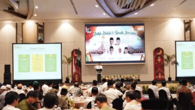Buka Puasa Bersama KAHMI Makassar Jadi Momen Akhir Periode Prof Andi Pangerang Moenta MAKASSAR, NEWSURBAN.ID — Kegiatan buka puasa bersama Majelis Daerah (MD) Keluarga Alumni Himpunan Mahasiswa Islam (KAHMI) Kota Makassar tahun ini memiliki makna tersendiri. Selain menjadi ajang silaturahmi ratusan alumni dari berbagai angkatan, kegiatan tersebut juga menjadi momentum terakhir di periode kepemimpinan Ketua Umum MD KAHMI Makassar, Prof Andi Pangerang Moenta (APM). Acara yang digelar di Hotel Claro Makassar, Jalan AP Pettarani, Kamis (12/3/2026), dihadiri sekitar 500 alumni KAHMI dari berbagai generasi. Kegiatan ini dirangkaikan dengan salat tarawih berjamaah serta tausiah yang disampaikan oleh Prof Marzuki DEA dan Prof drg Muhammad Ruslim. Dalam kesempatan itu, Prof APM menyampaikan bahwa tradisi buka puasa bersama telah menjadi agenda rutin KAHMI Makassar setiap bulan Ramadan selama masa kepemimpinannya. Ia mengungkapkan bahwa kegiatan tersebut terus berkembang sejak dirinya mulai memimpin organisasi alumni tersebut pada 2016. “Awalnya kegiatan ini dilaksanakan secara sederhana, dari rumah kemudian berpindah ke hotel-hotel kecil. Tahun ini menjadi puncaknya karena bisa dilaksanakan di hotel yang cukup besar di Makassar,” ujar Prof APM. Menurutnya, kegiatan tersebut tidak hanya menjadi ajang silaturahmi, tetapi juga menjadi ruang untuk menjaga kebersamaan antaralumni yang berasal dari berbagai latar belakang profesi dan generasi. Prof APM juga mengungkapkan bahwa masa kepemimpinannya sebagai Ketua Umum MD KAHMI Makassar akan segera berakhir. Pada tahun depan, organisasi alumni tersebut dijadwalkan menggelar musyawarah daerah (Musda) untuk memilih kepengurusan baru. “Insyaallah tahun depan akan dilaksanakan musyawarah daerah untuk memilih kepengurusan yang baru yang akan melanjutkan kepemimpinan lima tahun ke depan,” katanya. Selama memimpin KAHMI Makassar, Prof APM juga mendorong penguatan kelembagaan organisasi, salah satunya melalui pembentukan sejumlah rayon di berbagai perguruan tinggi di Makassar seperti Universitas Hasanuddin, Universitas Negeri Makassar, Universitas Muslim Indonesia, dan Universitas Islam Negeri Alauddin Makassar. Ia berharap kepengurusan berikutnya dapat melanjutkan tradisi kebersamaan yang telah terbangun sekaligus mengembangkan kegiatan organisasi agar semakin relevan dengan perkembangan zaman. “Harapan kami tentu tradisi ini tetap dipelihara oleh pengurus berikutnya. Mungkin ke depan bisa lebih baik lagi dengan menyesuaikan perkembangan zaman dan digitalisasi,” ujarnya. Prof APM juga mengapresiasi antusiasme para alumni yang hadir dalam kegiatan tersebut. Menurutnya, kehadiran ratusan alumni dari berbagai angkatan menunjukkan bahwa solidaritas di tubuh KAHMI Makassar tetap terjaga dengan baik. “Kehadiran angkatan lama maupun angkatan muda menunjukkan bahwa kebersamaan di KAHMI Makassar masih sangat kuat,” katanya. Ia berharap momentum kebersamaan tersebut dapat terus dipertahankan sehingga KAHMI Makassar tetap eksis dan mampu memberikan kontribusi nyata bagi masyarakat di masa mendatang. Turut hadir dalam kegiatan ini Sekretaris Umum MD KAHMI Makassar Andi Sri Hastuti Sultan beserta jajaran Ketua, Sekretaris dan Bendahara MD KAHMI Makassar. Hadir pula sejumlah anggota Dewan Penasehat KAHMI Makassar seperti Prof Idrus Paturusi, Dr dr Basir Palu, Prof Bahaking Rama dan masih banyak lagi yang lain. (*)