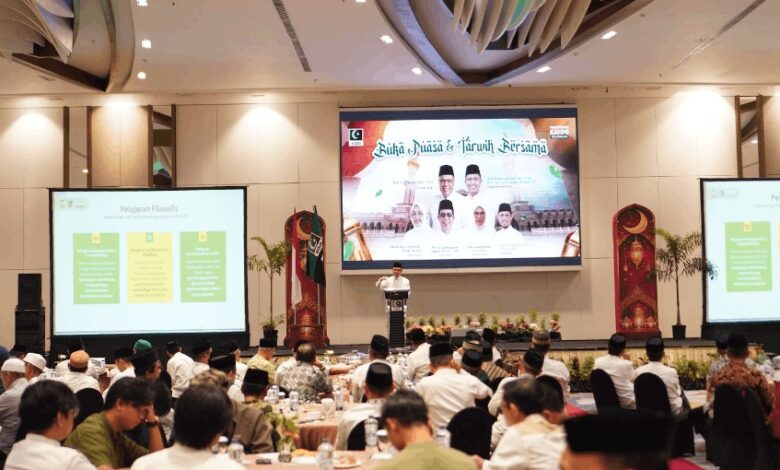 Buka Puasa Bersama KAHMI Makassar Jadi Momen Akhir Periode Prof Andi Pangerang Moenta MAKASSAR, NEWSURBAN.ID — Kegiatan buka puasa bersama Majelis Daerah (MD) Keluarga Alumni Himpunan Mahasiswa Islam (KAHMI) Kota Makassar tahun ini memiliki makna tersendiri. Selain menjadi ajang silaturahmi ratusan alumni dari berbagai angkatan, kegiatan tersebut juga menjadi momentum terakhir di periode kepemimpinan Ketua Umum MD KAHMI Makassar, Prof Andi Pangerang Moenta (APM). Acara yang digelar di Hotel Claro Makassar, Jalan AP Pettarani, Kamis (12/3/2026), dihadiri sekitar 500 alumni KAHMI dari berbagai generasi. Kegiatan ini dirangkaikan dengan salat tarawih berjamaah serta tausiah yang disampaikan oleh Prof Marzuki DEA dan Prof drg Muhammad Ruslim. Dalam kesempatan itu, Prof APM menyampaikan bahwa tradisi buka puasa bersama telah menjadi agenda rutin KAHMI Makassar setiap bulan Ramadan selama masa kepemimpinannya. Ia mengungkapkan bahwa kegiatan tersebut terus berkembang sejak dirinya mulai memimpin organisasi alumni tersebut pada 2016. “Awalnya kegiatan ini dilaksanakan secara sederhana, dari rumah kemudian berpindah ke hotel-hotel kecil. Tahun ini menjadi puncaknya karena bisa dilaksanakan di hotel yang cukup besar di Makassar,” ujar Prof APM. Menurutnya, kegiatan tersebut tidak hanya menjadi ajang silaturahmi, tetapi juga menjadi ruang untuk menjaga kebersamaan antaralumni yang berasal dari berbagai latar belakang profesi dan generasi. Prof APM juga mengungkapkan bahwa masa kepemimpinannya sebagai Ketua Umum MD KAHMI Makassar akan segera berakhir. Pada tahun depan, organisasi alumni tersebut dijadwalkan menggelar musyawarah daerah (Musda) untuk memilih kepengurusan baru. “Insyaallah tahun depan akan dilaksanakan musyawarah daerah untuk memilih kepengurusan yang baru yang akan melanjutkan kepemimpinan lima tahun ke depan,” katanya. Selama memimpin KAHMI Makassar, Prof APM juga mendorong penguatan kelembagaan organisasi, salah satunya melalui pembentukan sejumlah rayon di berbagai perguruan tinggi di Makassar seperti Universitas Hasanuddin, Universitas Negeri Makassar, Universitas Muslim Indonesia, dan Universitas Islam Negeri Alauddin Makassar. Ia berharap kepengurusan berikutnya dapat melanjutkan tradisi kebersamaan yang telah terbangun sekaligus mengembangkan kegiatan organisasi agar semakin relevan dengan perkembangan zaman. “Harapan kami tentu tradisi ini tetap dipelihara oleh pengurus berikutnya. Mungkin ke depan bisa lebih baik lagi dengan menyesuaikan perkembangan zaman dan digitalisasi,” ujarnya. Prof APM juga mengapresiasi antusiasme para alumni yang hadir dalam kegiatan tersebut. Menurutnya, kehadiran ratusan alumni dari berbagai angkatan menunjukkan bahwa solidaritas di tubuh KAHMI Makassar tetap terjaga dengan baik. “Kehadiran angkatan lama maupun angkatan muda menunjukkan bahwa kebersamaan di KAHMI Makassar masih sangat kuat,” katanya. Ia berharap momentum kebersamaan tersebut dapat terus dipertahankan sehingga KAHMI Makassar tetap eksis dan mampu memberikan kontribusi nyata bagi masyarakat di masa mendatang. Turut hadir dalam kegiatan ini Sekretaris Umum MD KAHMI Makassar Andi Sri Hastuti Sultan beserta jajaran Ketua, Sekretaris dan Bendahara MD KAHMI Makassar. Hadir pula sejumlah anggota Dewan Penasehat KAHMI Makassar seperti Prof Idrus Paturusi, Dr dr Basir Palu, Prof Bahaking Rama dan masih banyak lagi yang lain. (*)