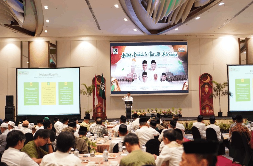 Buka Puasa Bersama KAHMI Makassar Jadi Momen Akhir Periode Prof Andi Pangerang Moenta MAKASSAR, NEWSURBAN.ID — Kegiatan buka puasa bersama Majelis Daerah (MD) Keluarga Alumni Himpunan Mahasiswa Islam (KAHMI) Kota Makassar tahun ini memiliki makna tersendiri. Selain menjadi ajang silaturahmi ratusan alumni dari berbagai angkatan, kegiatan tersebut juga menjadi momentum terakhir di periode kepemimpinan Ketua Umum MD KAHMI Makassar, Prof Andi Pangerang Moenta (APM). Acara yang digelar di Hotel Claro Makassar, Jalan AP Pettarani, Kamis (12/3/2026), dihadiri sekitar 500 alumni KAHMI dari berbagai generasi. Kegiatan ini dirangkaikan dengan salat tarawih berjamaah serta tausiah yang disampaikan oleh Prof Marzuki DEA dan Prof drg Muhammad Ruslim. Dalam kesempatan itu, Prof APM menyampaikan bahwa tradisi buka puasa bersama telah menjadi agenda rutin KAHMI Makassar setiap bulan Ramadan selama masa kepemimpinannya. Ia mengungkapkan bahwa kegiatan tersebut terus berkembang sejak dirinya mulai memimpin organisasi alumni tersebut pada 2016. “Awalnya kegiatan ini dilaksanakan secara sederhana, dari rumah kemudian berpindah ke hotel-hotel kecil. Tahun ini menjadi puncaknya karena bisa dilaksanakan di hotel yang cukup besar di Makassar,” ujar Prof APM. Menurutnya, kegiatan tersebut tidak hanya menjadi ajang silaturahmi, tetapi juga menjadi ruang untuk menjaga kebersamaan antaralumni yang berasal dari berbagai latar belakang profesi dan generasi. Prof APM juga mengungkapkan bahwa masa kepemimpinannya sebagai Ketua Umum MD KAHMI Makassar akan segera berakhir. Pada tahun depan, organisasi alumni tersebut dijadwalkan menggelar musyawarah daerah (Musda) untuk memilih kepengurusan baru. “Insyaallah tahun depan akan dilaksanakan musyawarah daerah untuk memilih kepengurusan yang baru yang akan melanjutkan kepemimpinan lima tahun ke depan,” katanya. Selama memimpin KAHMI Makassar, Prof APM juga mendorong penguatan kelembagaan organisasi, salah satunya melalui pembentukan sejumlah rayon di berbagai perguruan tinggi di Makassar seperti Universitas Hasanuddin, Universitas Negeri Makassar, Universitas Muslim Indonesia, dan Universitas Islam Negeri Alauddin Makassar. Ia berharap kepengurusan berikutnya dapat melanjutkan tradisi kebersamaan yang telah terbangun sekaligus mengembangkan kegiatan organisasi agar semakin relevan dengan perkembangan zaman. “Harapan kami tentu tradisi ini tetap dipelihara oleh pengurus berikutnya. Mungkin ke depan bisa lebih baik lagi dengan menyesuaikan perkembangan zaman dan digitalisasi,” ujarnya. Prof APM juga mengapresiasi antusiasme para alumni yang hadir dalam kegiatan tersebut. Menurutnya, kehadiran ratusan alumni dari berbagai angkatan menunjukkan bahwa solidaritas di tubuh KAHMI Makassar tetap terjaga dengan baik. “Kehadiran angkatan lama maupun angkatan muda menunjukkan bahwa kebersamaan di KAHMI Makassar masih sangat kuat,” katanya. Ia berharap momentum kebersamaan tersebut dapat terus dipertahankan sehingga KAHMI Makassar tetap eksis dan mampu memberikan kontribusi nyata bagi masyarakat di masa mendatang. Turut hadir dalam kegiatan ini Sekretaris Umum MD KAHMI Makassar Andi Sri Hastuti Sultan beserta jajaran Ketua, Sekretaris dan Bendahara MD KAHMI Makassar. Hadir pula sejumlah anggota Dewan Penasehat KAHMI Makassar seperti Prof Idrus Paturusi, Dr dr Basir Palu, Prof Bahaking Rama dan masih banyak lagi yang lain. (*)
