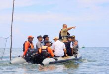 Bupati Luwu Timur Susuri Pesisir Pakai Perahu Karet, Pastikan Keamanan Wisatawan Hingga Akhir Libur Lebaran