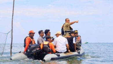 Bupati Luwu Timur Susuri Pesisir Pakai Perahu Karet, Pastikan Keamanan Wisatawan Hingga Akhir Libur Lebaran