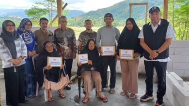 Gubernur Sulsel Salurkan Bantuan Kebencanaan untuk Korban Kebakaran di Bua Luwu