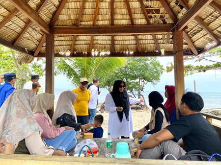 Objek Wisata Pantai Ujung Suso Luwu Timur Ramai Pengunjung, Wabup Puspawati Ajak Jaga Keselamatan