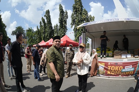 Tinjau Pasar Murah di Monumen Mandala, Munafri Pastikan Warga Terlayani dengan Harga Sesuai