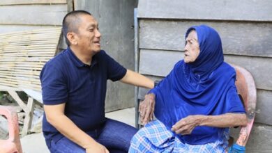Pemkab Luwu Timur Bedah Rumah Tak Layak Huni Milik Nenek 102 Tahun di Kalaena
