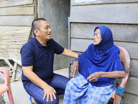 Pemkab Luwu Timur Bedah Rumah Tak Layak Huni Milik Nenek 102 Tahun di Kalaena