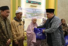 Safari Ramadan Pemkot Makassar, Munafri Serahkan Paket Pangan untuk Jemaah di Untia