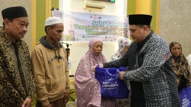 Safari Ramadan Pemkot Makassar, Munafri Serahkan Paket Pangan untuk Jemaah di Untia