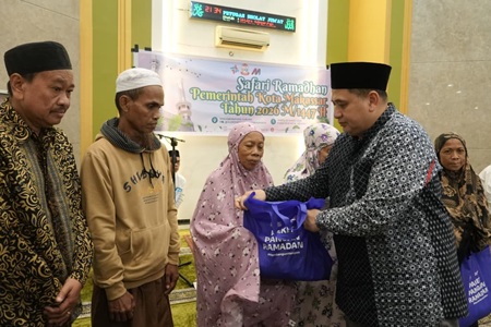 Safari Ramadan Pemkot Makassar, Munafri Serahkan Paket Pangan untuk Jemaah di Untia