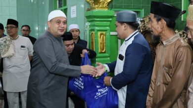 Wali Kota Munafri Serahkan Bantuan Paket Ramadan untuk Pengurus Masjid Selama Safari Subuh Ramadan