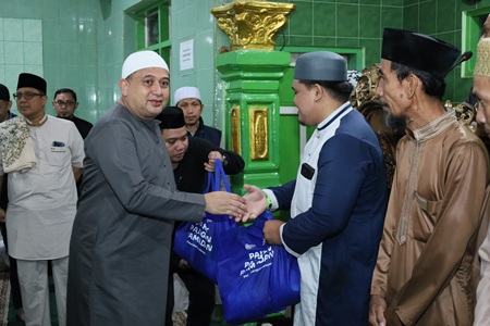 Wali Kota Munafri Serahkan Bantuan Paket Ramadan untuk Pengurus Masjid Selama Safari Subuh Ramadan