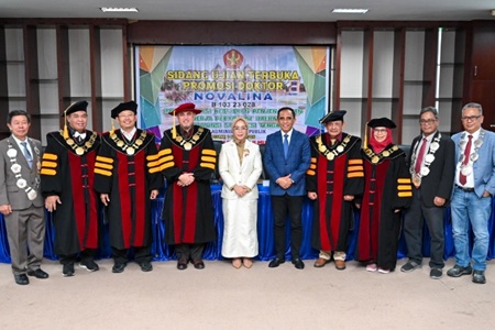 Sekprov Sulteng Resmi Menyandang Gelar Doktor, Gubernur Anwar Hafid Jadi Penguji Kehormatan di Sidang Ujian Promosi