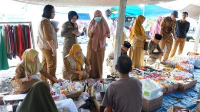 Sidak Pasar Angkona, Tim Pengawas Obat dan Makanan Luwu Timur Minta Penjual Bijak Memilih Produk Aman Bagi Konsumen