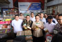 Jelang Idulfitri, Wali Kota Makassar dan Mendag Sidak Harga Bahan Pokok di Pasar Terong