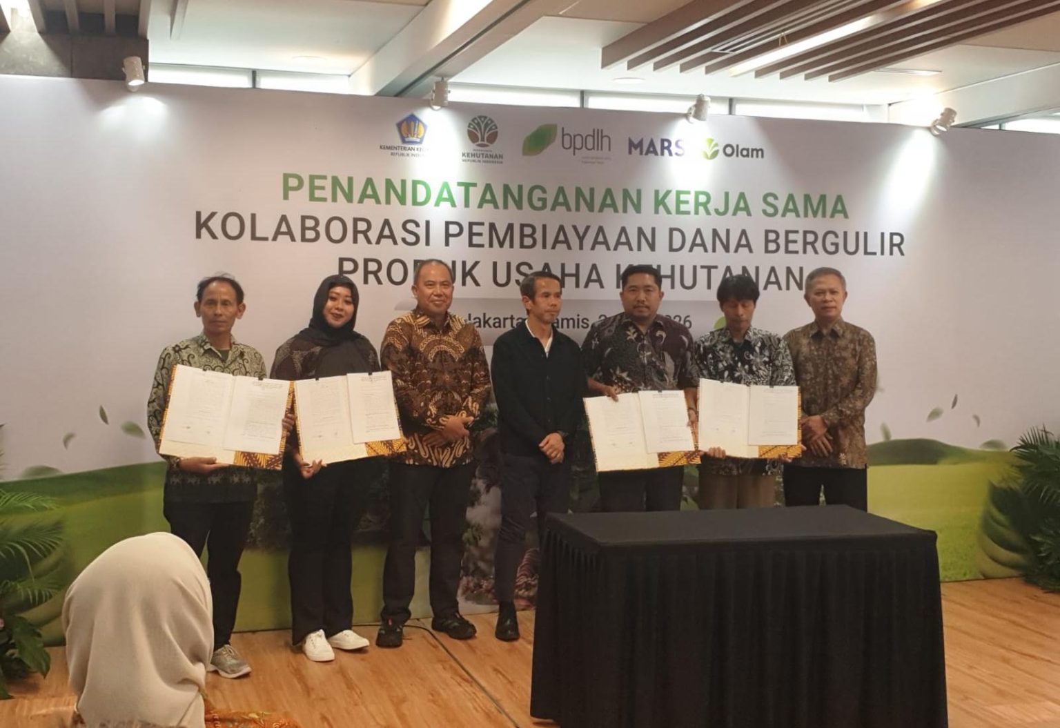 Sekda Lutim Saksikan Penandatanganan Kerja Sama BPDLH–Mars, Dorong Pembiayaan Hijau untuk Petani Kakao