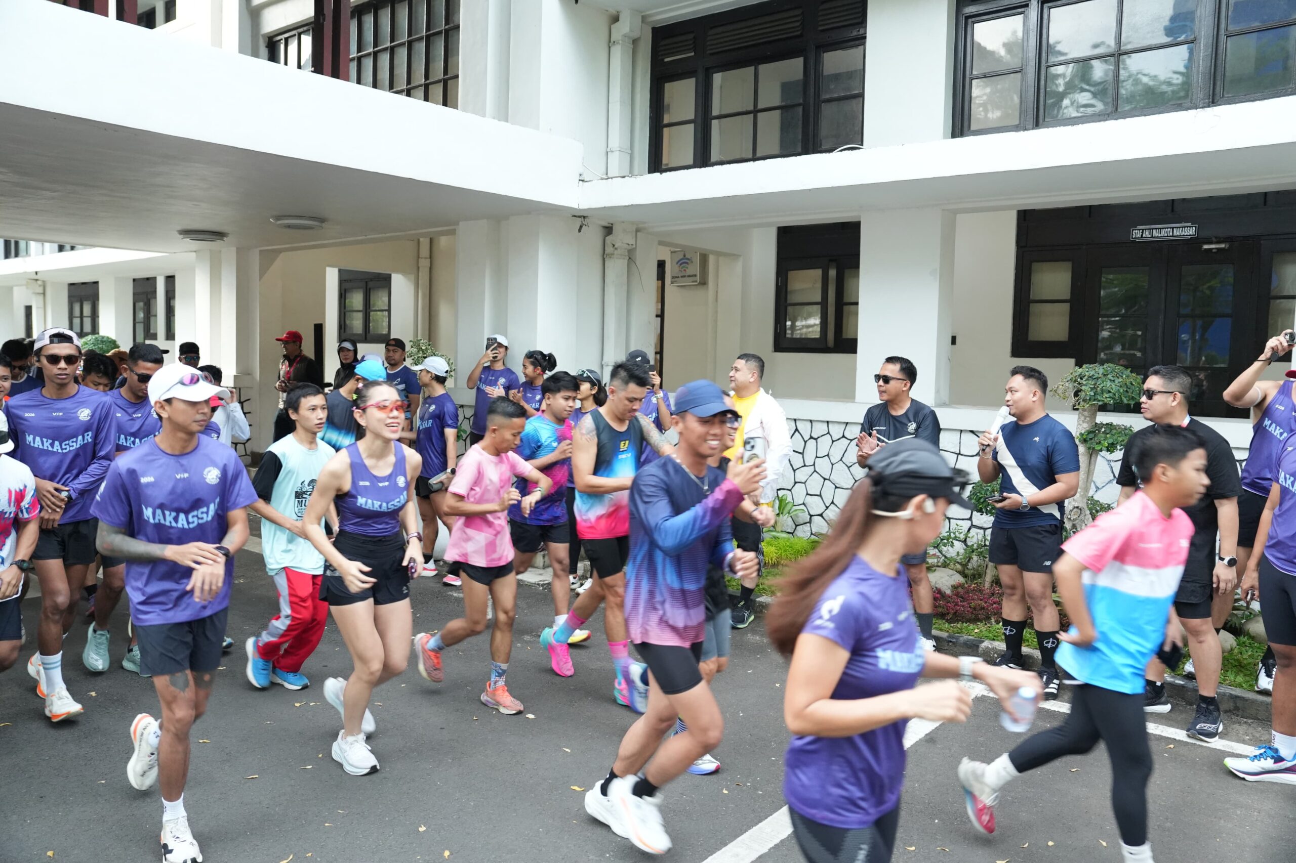 Wali Kota Makassar Lepas dan Ikut Lari Bersama Runners dari Halaman Balaikota