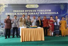 Hadiri HUT Emas Gereja Kibaid Wawondula, Bupati Irwan Janjikan Dukungan Pembangunan